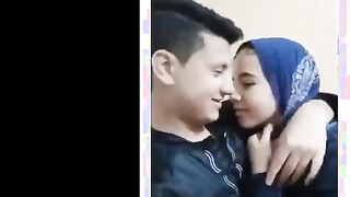 الواد واخد صاحبته في حضنه اوي وبيشدها من شعرها بيهزر معاها وهي  سكس مصري  مكسوفه منه وبيقفش في صدرها وبيلعب فيهم