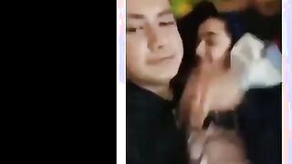 الواد واخد صاحبته في حضنه اوي وبيشدها من شعرها بيهزر معاها وهي  سكس مصري  مكسوفه منه وبيقفش في صدرها وبيلعب فيهم