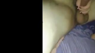 الشرموطه بتخون جوزها مع اخوه وهو بيرضعلها في بزها ماسكه زوبره بتلعب فيه وبتق  سكس مصري وله يلا نيكني اخوك مش مكيفني ولا مشبعني