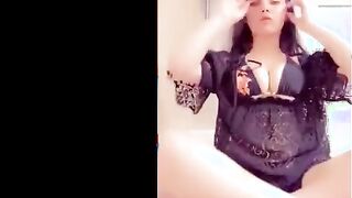 البنت المتناكه بالروب الاسود قاعده بتلعب في شعرها الطويل وتجيبه ل  سكس مصري قدام وبتمسك كسها بتفتح فيه بيديها وتلعب