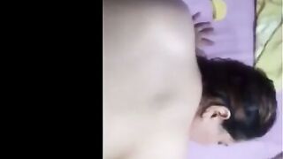 البنت الفاجره ماسك الراجل طيزها بيديه وشغال ينيك فيها وماسكها من ضهرها وهي بتصرخ كفايه ن  سكس مصري يك من بالليل للصبح مفرهتني مش قادره تان