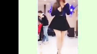 الموزه متناكه بترقص لعشيقها في الصاله بلبسها او مدخلت ومشغلها الاغاني ولم تتعب بيجي بيقرب منها وبيقلعها هدومها هي وواق  سكس مصري فه وبيشيلها يدخل بيها الاوضه ينام معاها