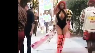 الموزه متناكه بترقص لعشيقها في الصاله بلبسها او مدخلت ومشغلها الاغاني ولم تتعب بيجي بيقرب منها وبيقلعها هدومها هي وواق  سكس مصري فه وبيشيلها يدخل بيها الاوضه ينام معاها