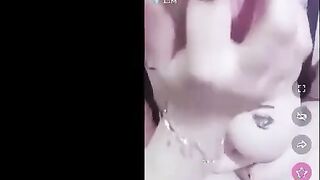 الفاجره بتكلم الشباب بث مباشر وهي قالعه الاندر وبتبعتلهم بوس من شفايفها وقاعده  سكس مصري  لامه رجليها البيضه وبتهيجهم من حركاتها
