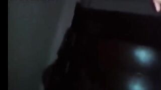 الخول بيحك زوبره الصغير في كس شلرموطته وهي فتحاله رجليها وبيشم ريحه كسها   سكس مصري بيوقف ويكبروبيدخله في كسها وبينيك براحه