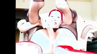 ام شعر احمر وطويل فاتحه الكاميرا بتصور نفسها وهي عالكنبه وبشعرها الاحم  سكس مصري ر عملاه ضفاير علي جنب وبتحط رجل علي رجل
