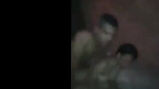 الواد واخد حبيبته في بيت مهجور وبينكها وهي عريانه وبيدخل عليهم صاحب  سكس مصري ه بيقفشه وبيقومه يكمل مكانه نيك ويدوقها