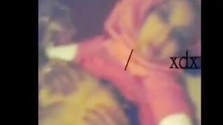 البنت المحجبه القادره نايمه ورافعه هدومها لفوق ومطلعه صدرها لبره الكبير ومسكاهعم تلعب فيهم والعرص   سكس مصري بتاعها جنبها مطلع زوبره بيمشيه علي كسها