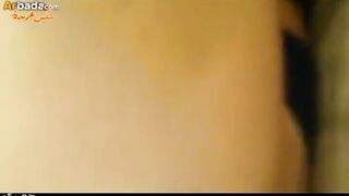 الشرموطه ماسكه رجليها بيديها وفشخاها والراجل الزبون مدخل زوبره في كس  سكس مصري ها بيطلع ويدخل فيه براحه اوي وهي متكيفه