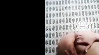 البنت اللبوه ماسكه بزازها الكبار بتلعب فيهم وتضرب اوي بيدها عليهم وهو كبير في  سكس مصري  ايديها وشغاله تشد في حلمات بزازها لبره