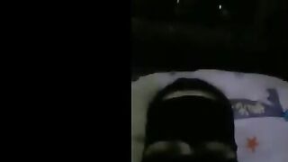 اللبوه نايمه عريانه عالسرير ولابسه النقاب وشغال لعب في كسها بتسخن فيه وبتجي نيج  تنام علي جنبها وترفع رجل واحده وتبعبص اوي في كسها لغايه متنزل لبنها