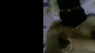 اللبوه نايمه عريانه عالسرير ولابسه النقاب وشغال لعب في كسها بتسخن فيه وبتجي نيج  تنام علي جنبها وترفع رجل واحده وتبعبص اوي في كسها لغايه متنزل لبنها