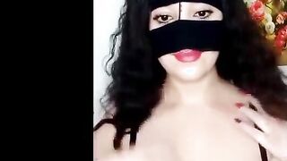 البنت الفاجره ماسكه الشيشه الالكتروني نيج  وقاعده عالسرير بالقميص الاسود بتاعها فاتحه كسها وبتنفخ الدخان