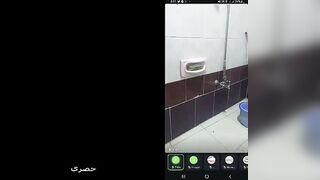 البنت مفلقسه \طيزها ومايله لقدام والواد ابن نيج  عمتها معاها بالحمام واقف وراهتا بيضرب طيزها بزوبره ال واقف