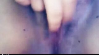 البنت الفاجره بتقلع نيج  التيشرت بكل سهوكه وموحن وبتبين بزازها لبره وبتلعب فيهم وتعصرهم بيديها الاتنين وشغاله تبعبص في كسها