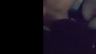 البنت الفاجره قلعت للراجل بنطلون  نيج ونايم عالسرير وهي طلعت فوقيه بتدخل زوبره في كسها علاطول وبتقلع قميصها الاحمر هي وفوق منه