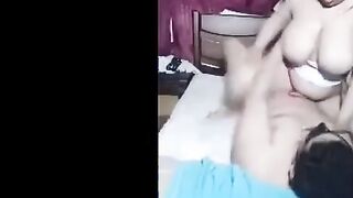 البنت الفاجره بتنط علي حبيبها وهو نيج  عالسرير عريان مستنيها وبتركب فوق منه وتفضل تبوس في شفايفه اوي وتحسس علي جسمه كله