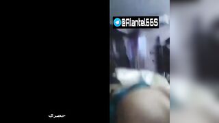 الراجل مفلقس نيج  طيز متناكته وماسكها من القميص بتاعها بيشد فيها اوي وبيرزع جامد في كسها من جوه بيدخل وبيطلع فيها