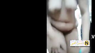 الفاجره  نيج ماسكه السيجاره بتشربها وتنفخ في وش حبيبها هي وبتكلمه فيديو ومطلعه لسانها لبره بترقص فيه زي الشراميط