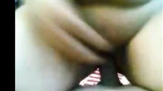 الراجل نايم عالسرير وزوبره واقف بتركب الشرموطه افلام سكس طويلة علي جسمه مكن فوق وبتدخله في كسها وشغاله تطلع وتنزل عالراجل وهو ماسكها من ايديها