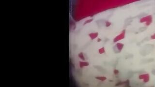 البنت المتنالكه لابسه البيجامه افلام سكس طويلة  بتهز طيزها اوي بيها وبتنزل البنطلون لتحت بتبين طيزها الحلوه هي وبتلعب فيها