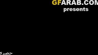 الراجل بيحضن الشرموطه بتاعته من ضهرها وبيميل علي رقبتها  سكس مصري جامد بيبوس اوي في شفايفها وبياخدها يزنقها عالحيط هي وواقفه وبيدخله في كسها من ورا