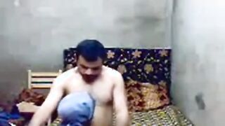 الراجل بيحضن الشرموطه بتاعته من ضهرها وبيميل علي رقبتها  سكس مصري جامد بيبوس اوي في شفايفها وبياخدها يزنقها عالحيط هي وواقفه وبيدخله في كسها من ورا