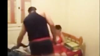 الوليه بترتب السرير بتاعها وجوزها بيدخل عليها يلاقيسها بالقميص الاحمر  سكس مصري جامد زوبره بيتجنن عليها بيقوم منومها علي ضهرها وبيبوس فيها بيسخنها وبيتنام معاها
