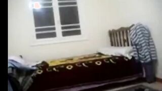 البنت المتناكه في الاوضه مع الراجل ال راحته تتناك منه وهو بيقلع  سكس مصري جامد بنطلونه بينومها علاطكول عالسرير وبيفتح رجليها ينام معاها