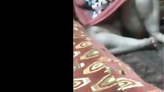 اللبوه قاعده عالتلفزيون في الصاله بتقطق الملوخيه بتحضر سكس مصري جامد  للطبيخ ورافعه رجليها وكسها الابيض الكبير مليان لحم باين ومكشوف