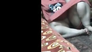 اللبوه قاعده عالتلفزيون في الصاله بتقطق الملوخيه بتحضر سكس مصري جامد  للطبيخ ورافعه رجليها وكسها الابيض الكبير مليان لحم باين ومكشوف