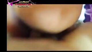 البنت بتفلقس طيزها لعشيقها بيمسك طيزها بيديه وبيدخل زوبره  سكس مصري جامد في كسها وشغال فيها نيك ورزع اوي وهو بيضرب فيها وبيشدها من شعرها
