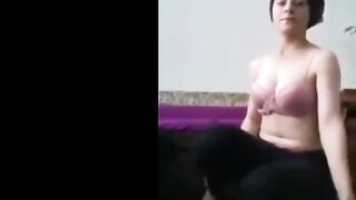 البنت قاعده عالارض مش علي بعضها بتفلقس طيزها وتميل فيها يمين وشمال وتحك كسها  سكس مصري جامد عالارض بياكل فيها وهي سانده ايديها