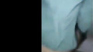 الراجل في المواصلات مطلع زوبره الصغير وهو واقف والبنت لازقه طيزها فيه وبيحك  سكس مصري جامد زوبره في طيزها وبيلزق فيها كمان وهي حاسه بيه وعايزها