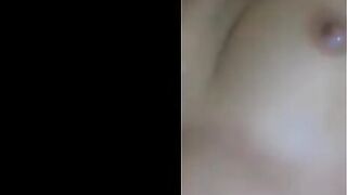 الشرموطه بتكلم حبيبها في التلفون بينام معاها في التلفون وبينزل عشرته وهي بتكلمه وكانها في  سكس مصري جامد حضنه عالسرير بكل الاحاسيس والمشاعر