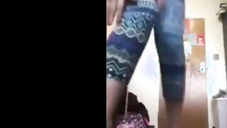 الشرموطه واقفه بتقلع البيجامه وبتصور جسمها وهي قالعه هدومها كلها وبتلعب في كسها وهي واقفه سكس مصري جامد  بتنزل اللبن علي ايديها وتدعك بيه كسها من بره