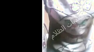 البنت الصغيره بتكلم حبيبها في المدرسه وبتقلعله هدومها بتفرجه علي بزازها وهي بتلعب فيهم وبيواعده سكس مصري جامد  بكره يتقابلو في حمام المدرسه علشان يرضعهم