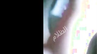 البنت الصغيره بتكلم حبيبها في المدرسه وبتقلعله هدومها بتفرجه علي بزازها وهي بتلعب فيهم وبيواعده سكس مصري جامد  بكره يتقابلو في حمام المدرسه علشان يرضعهم