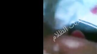 البنت الصغيره بتكلم حبيبها في المدرسه وبتقلعله هدومها بتفرجه علي بزازها وهي بتلعب فيهم وبيواعده سكس مصري جامد  بكره يتقابلو في حمام المدرسه علشان يرضعهم