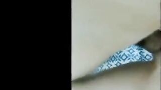 البنت واقفه بالاندر وقالعه البراه بتلعب في بزازها وتعصر فيهم اوي وشغاله تشد حلمتها  سكس مصري جامد باسنانها وتمص فيها كانها معبايه لبنت وبترضع منها