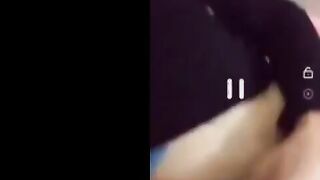 الواد الهيجان ماسك زوبره في ايده بيلعب فيه بيديه اوي سكس مصري جديد  وبيعصره في ايده وهو نايم بيضرب عشرته عالسرير واللبن بينزل من زوبره بيفط لفوق
