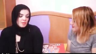 البنت في الاوضه بتشكي لصاحبتها من جوزها مش مكيفها ولا مشبعها في النيك وصاحبتها سكس مصري جديد  بتاخد بخاطرها وبتقولها انا هشبعك اكتر منه وبتقلعها العبايه