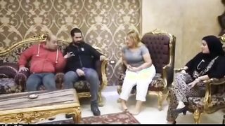 البنت في الاوضه بتشكي لصاحبتها من جوزها مش مكيفها ولا مشبعها في النيك وصاحبتها سكس مصري جديد  بتاخد بخاطرها وبتقولها انا هشبعك اكتر منه وبتقلعها العبايه