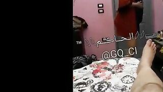 الواد نايم وزوبره نايم معاها بيفضل يلعب فيه بيديه براحه وبتدخل سكس مصري جديد عليه مراته تشوفه وبتمسكهوله تلعبله فيه وتمصه كله في بوقها