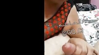 الواد نايم وزوبره نايم معاها بيفضل يلعب فيه بيديه براحه وبتدخل سكس مصري جديد عليه مراته تشوفه وبتمسكهوله تلعبله فيه وتمصه كله في بوقها