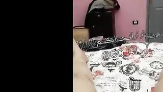 الواد نايم وزوبره نايم معاها بيفضل يلعب فيه بيديه براحه وبتدخل سكس مصري جديد عليه مراته تشوفه وبتمسكهوله تلعبله فيه وتمصه كله في بوقها