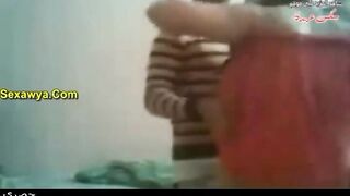 الواد بيقابل حبيبته في شقته جايبها وبيبوس فيها وهي في حضنه وبيبوس في رقبتها  سكس مصري جديد وبيلعب لها في شهرها بيداعبها علشان متقلقش منه