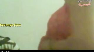 الواد بيقابل حبيبته في شقته جايبها وبيبوس فيها وهي في حضنه وبيبوس في رقبتها  سكس مصري جديد وبيلعب لها في شهرها بيداعبها علشان متقلقش منه