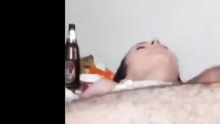 البنت اول مره تتناك وكسها بيتفتح علي زوبر عشيقها وهو بيحضن  سكس مصري جديد فيها اوي وبيطمنها وبعدها بيدخل زوبره براحه في كسها بيفتحه