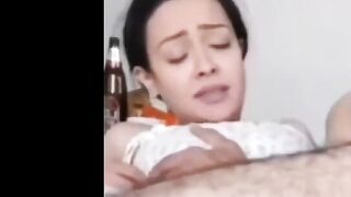 البنت اول مره تتناك وكسها بيتفتح علي زوبر عشيقها وهو بيحضن  سكس مصري جديد فيها اوي وبيطمنها وبعدها بيدخل زوبره براحه في كسها بيفتحه
